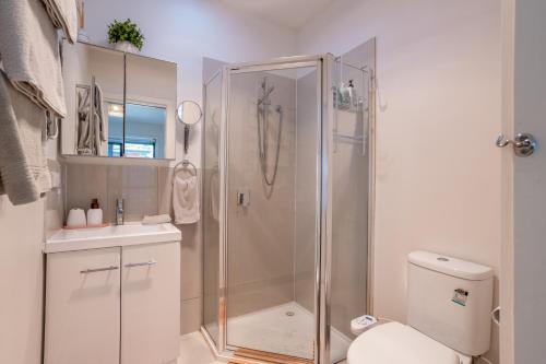 Bathroom, Boulder House in Bundoora