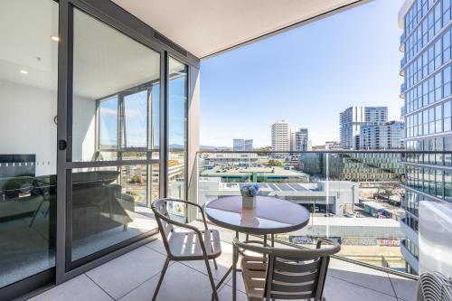 Central Woden Stay Near Hospital CIT Pool - image 2