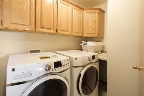 Quiet River Spacious Hood River Home - 30 Day Minimum! townhouse - main image