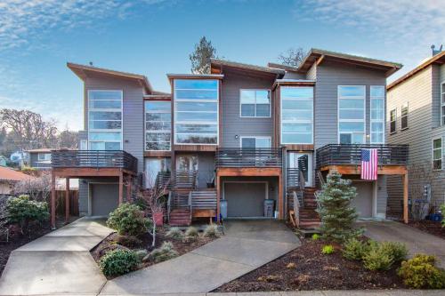 Urban Loft with BBQ on the Deck, Hood River