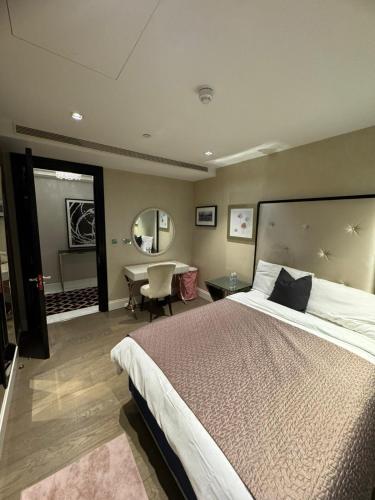 3 Bed 2 Bath Luxury Apartment in Kensington, Londyn (zdjęcie 9)