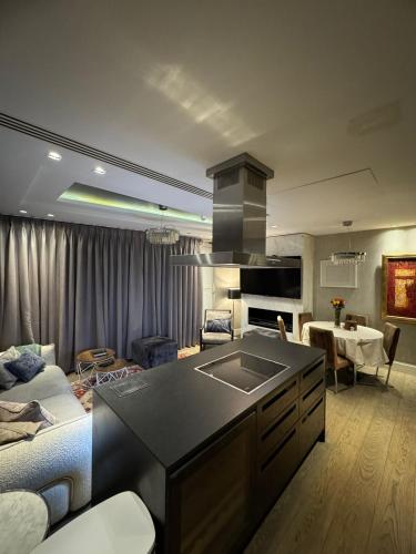 3 Bed 2 Bath Luxury Apartment in Kensington, Londyn (zdjęcie 3)