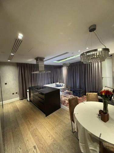 3 Bed 2 Bath Luxury Apartment in Kensington, Londyn (zdjęcie 4)