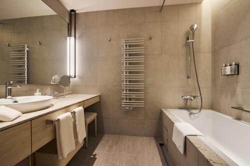 room detail thumbnail 2