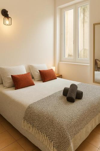 1 queen bed, 1 sofa bed