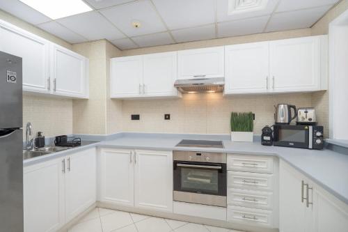 Free housekeeping visits during your stay - StayShort - Premium 2BR in Dubai Marina - Sleeps 4, Dubaj (zdjęcie 10)