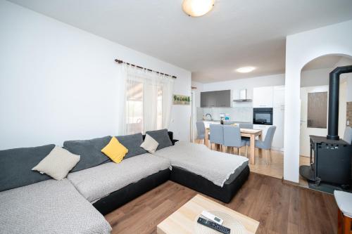 Apartments with parking space Palit, Rab - 22676 in Rab