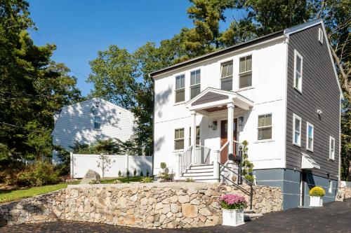 Elegant 4BR Home Yard 4 Parking in Dedham in 戴德姆