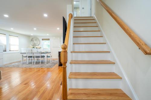 Elegant 4BR Home Yard 4 Parking in Dedham in 戴德姆