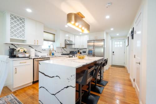 Elegant 4BR Home Yard 4 Parking in Dedham in 戴德姆
