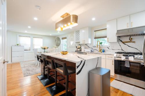 Elegant 4BR Home Yard 4 Parking in Dedham in 戴德姆