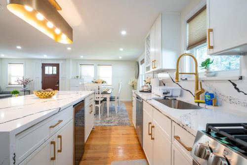 Elegant 4BR Home Yard 4 Parking in Dedham in 戴德姆