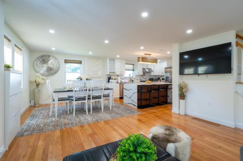 Elegant 4BR Home Yard 4 Parking in Dedham in 戴德姆