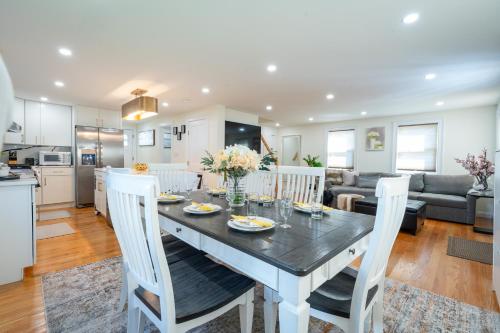 Elegant 4BR Home Yard 4 Parking in Dedham in 戴德姆