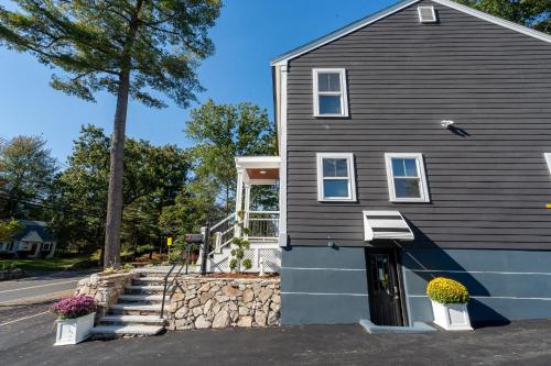 Elegant 4BR Home Yard 4 Parking in Dedham in 戴德姆
