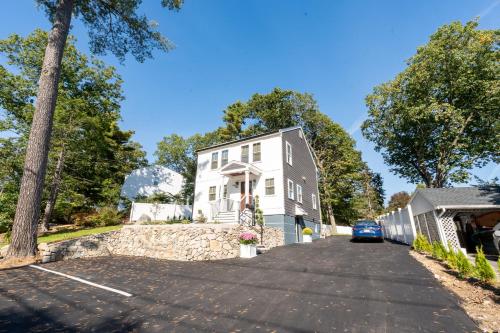Elegant 4BR Home Yard 4 Parking in Dedham in 戴德姆