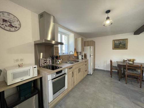 Gîte de Charme en Auvergne avec Animaux Acceptés - FR-1-489-595 (Gite de Charme en Auvergne avec Animaux Acceptes - FR-1-489-595) in Valiņjata