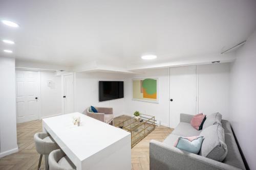 Retro 2 bedroom basement APT with free parking in New Rochelle (New York)