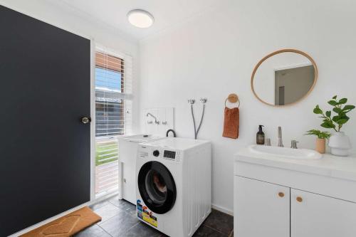 Family Oasis near Watergardens Parking in بحيرات تيلرز