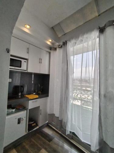 Estudio Funcional con Cama Queen Cocina y Terraza - image 2