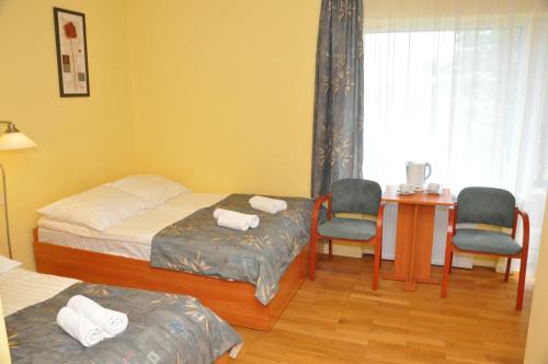 1 double bed, 1 twin bed