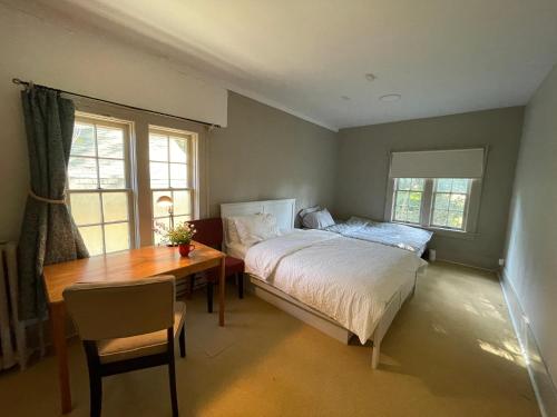 Private Room in Vibrant Vancouver Room T with share living space
