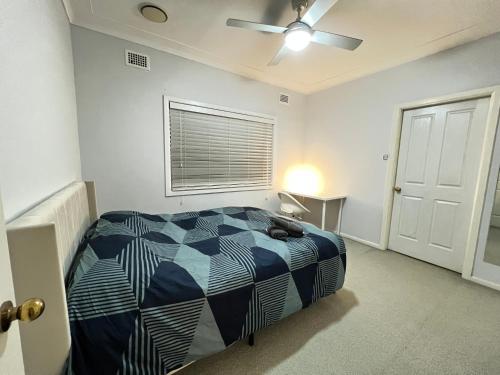 Cozy Queen Room in Two Story House - R2 in Dundas Valley