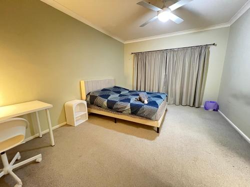 Spacious Queen Room in Two Story House - R3 in Dundas Valley