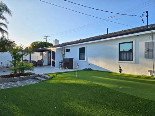 Mini golf course, Talbert Oasis - Modern Luxury Huntington Beach Retreat in Newland