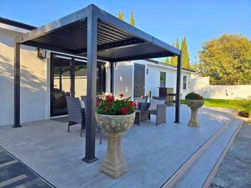 Facilities, Talbert Oasis - Modern Luxury Huntington Beach Retreat in Newland