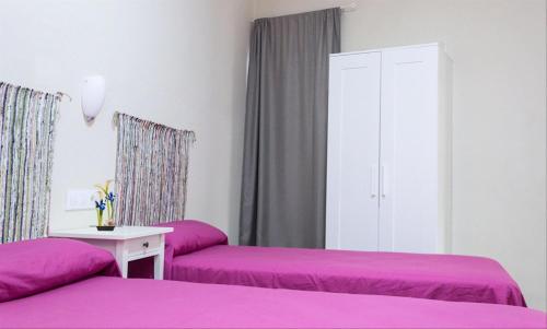2 twin beds