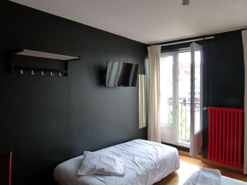 Guestroom, Hotel Victor in Beauvais