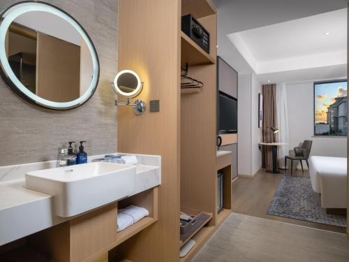 room detail thumbnail 2
