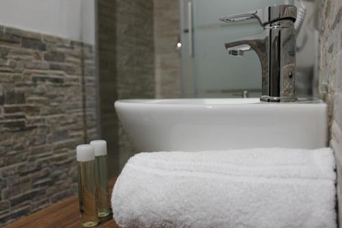 Double Room with Private Bathroom image 3