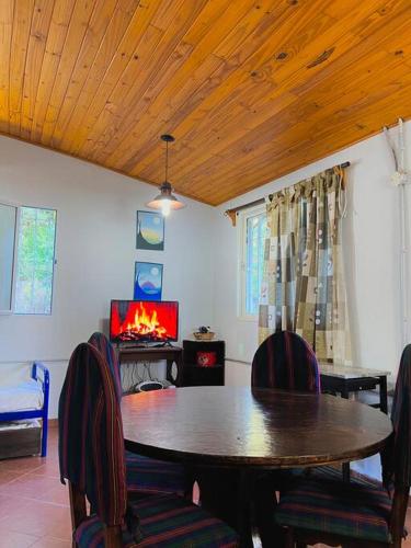 Nature's Peace: Cozy Cabin for 4 Near River
