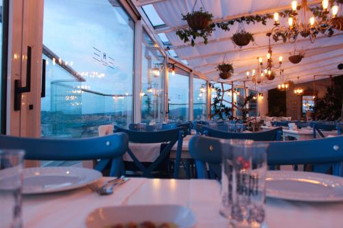 อาหารและเครื่องดื่ม, โรงแรมอาคอล (Akol Hotel) in คานัคคาเล่