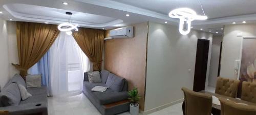 rich house - image 7