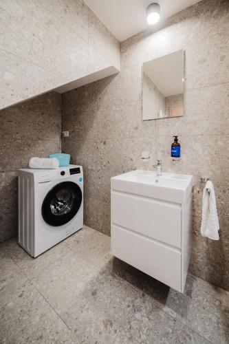 Prague Days - Top Floor Apartments with Terrace & AC near Vyšehrad Castle - image 5