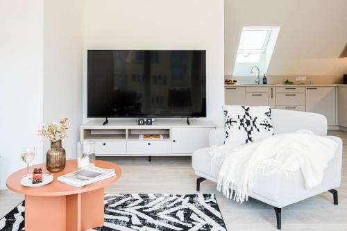 Prague Days - Top Floor Apartments with Terrace & AC near Vyšehrad Castle - image 10