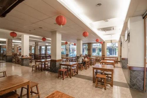 Restaurant, Sans Vibes Joe Hotel Soekarno Hatta Airport in Tangerang