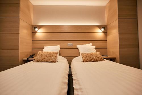 2 twin beds