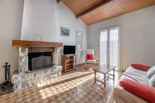 Koplietošanas atpūtas telpa ar TV, 800 m de la plage, jardin, maison pour 5 in Saint Michel Chef Chef