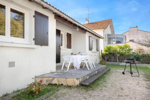 Balkons/terase, 800 m de la plage, jardin, maison pour 5 in Saint Michel Chef Chef