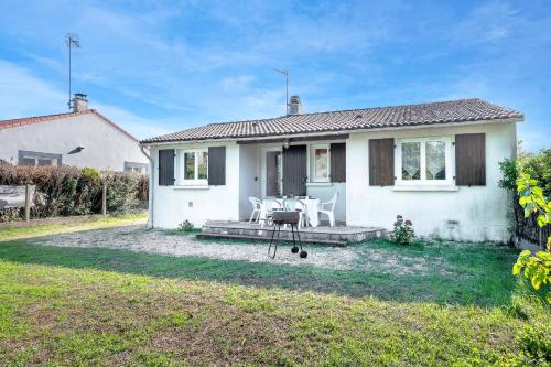 800 m de la plage, jardin, maison pour 5 in Saint Michel Chef Chef