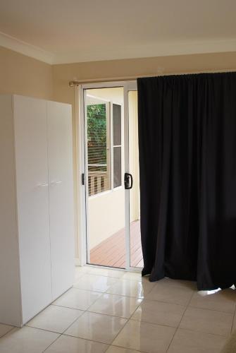Superior Queen Room with Private Bathroom image 3