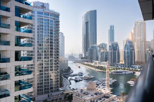 Escape24 Serenity 1BR - Escan Tower, Dubai Marina, Dubai