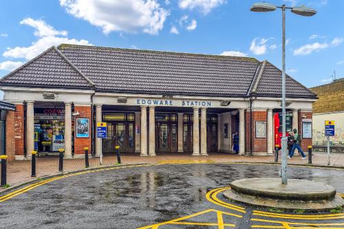 Surrounding environment, The Grand Edwardian 3 Bedroom Apartment in Edgware