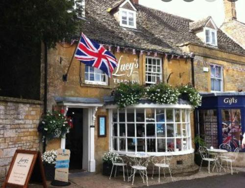 Cotswold Luxury Coach House - ideal for couples, w/ EV charging in Syreford