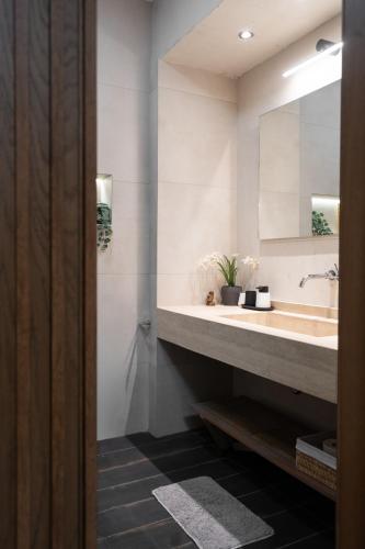 2BR Luxurious Apt in Mets 20 min From Acropolis - image 2