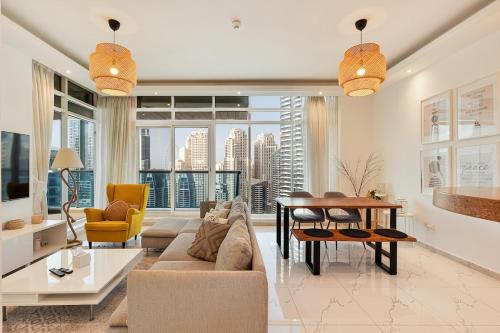 Modern 2 Bed with Waterfront Views, Gym & Pool, Dubai